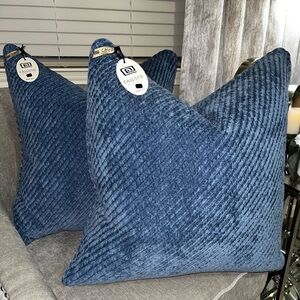 1-NWT CALLISTO HOME CHENILLE VELVET THROW PILLOW